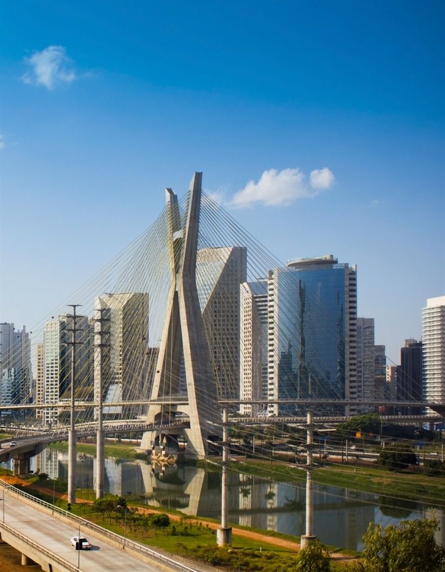 Vista parcial da cidade de São Paulo com a Ponte Estaiada